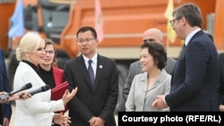 Bivša ministarka građevinarstva Zorana Mihajlović (prva s leva), čelnik kompanije Šandong Zhang Jianchao, ambasadorka Kine u Srbiji Chen Bo i predsednik Srbije Aleksandar Vučić na otvaranju radova na saobraćajnici Iverak-Lajkovac, jun 2020. godine.