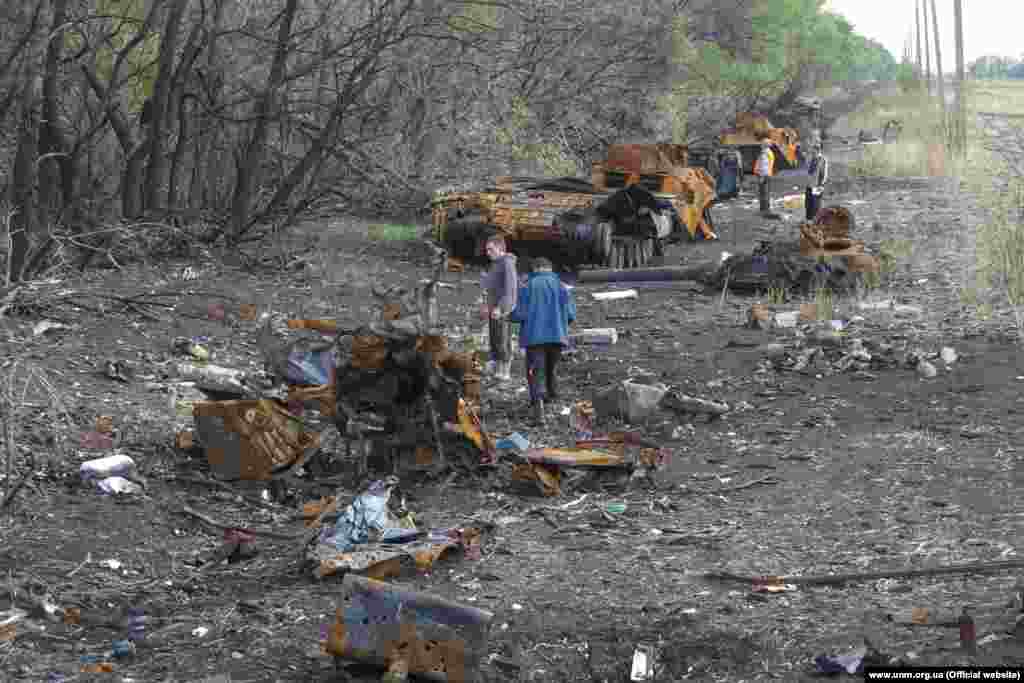 Эксгумация на месте, где была расстреляна колонна военной техники