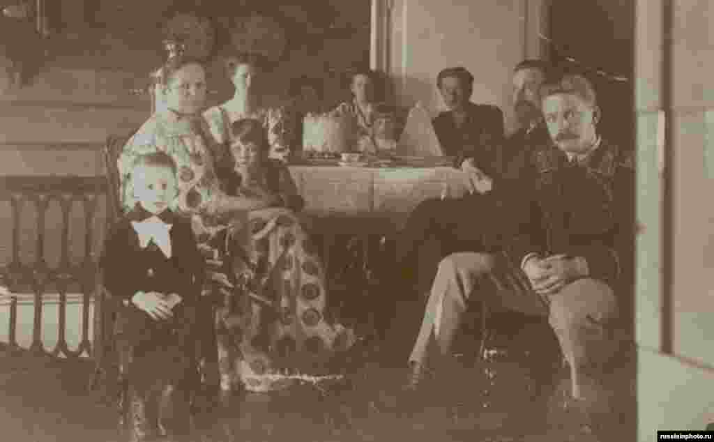 Семья Осиповых за пасхальным столом, 1900 год