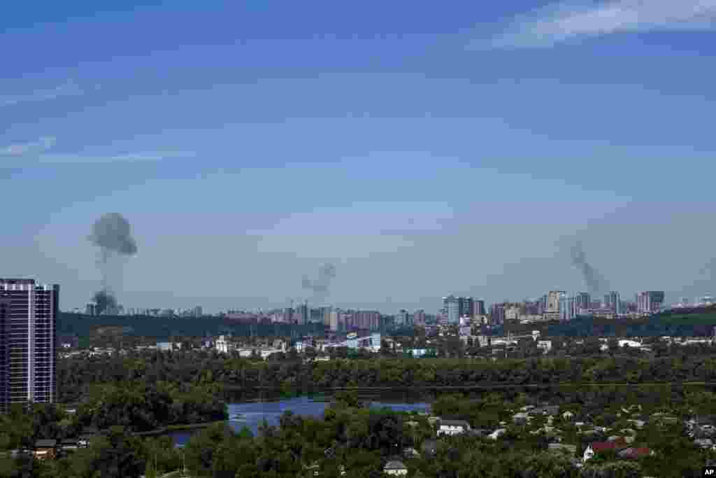 Napadi u kasno jutro 8. jula pogodili su i stambene zgrade i infrastrukturu u okolini Kijeva. "Više od 40 projektila raznih tipova. Oštećene su stambene zgrade, infrastruktura i dječija bolnica", napisao je predsjednik Volodimir Zelenski na društvenim mrežama.