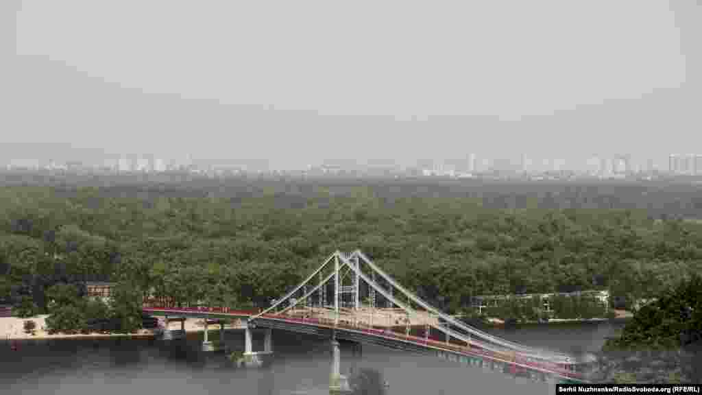 «Пішохідний міст» над Дніпром, який з'єднує правий берег із Трухановим островом