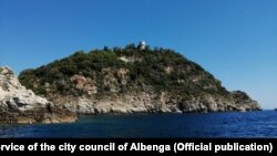 Краєвиди острова Ґаллінара в Лігурійському морі