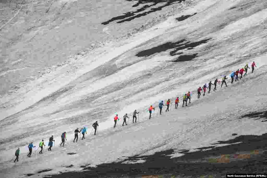 В начале гонки все было спокойно, спортсмены держались плотной группой