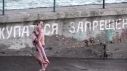 Массовое купание в Ялте в день Крещения (видео) Массовое купание в Ялте в день Крещения (видео)