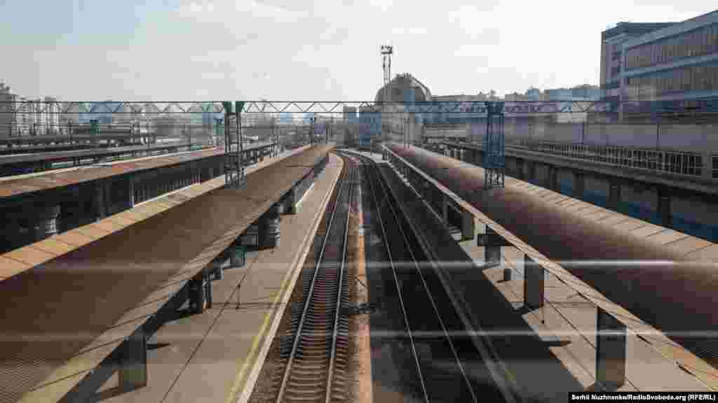 С 18 марта в Украине остановлены железнодорожные пассажирские перевозки. Предварительно до 3 апреля. На фото непривычное для Киева зрелище – пустые пути Центрального железнодорожного вокзала