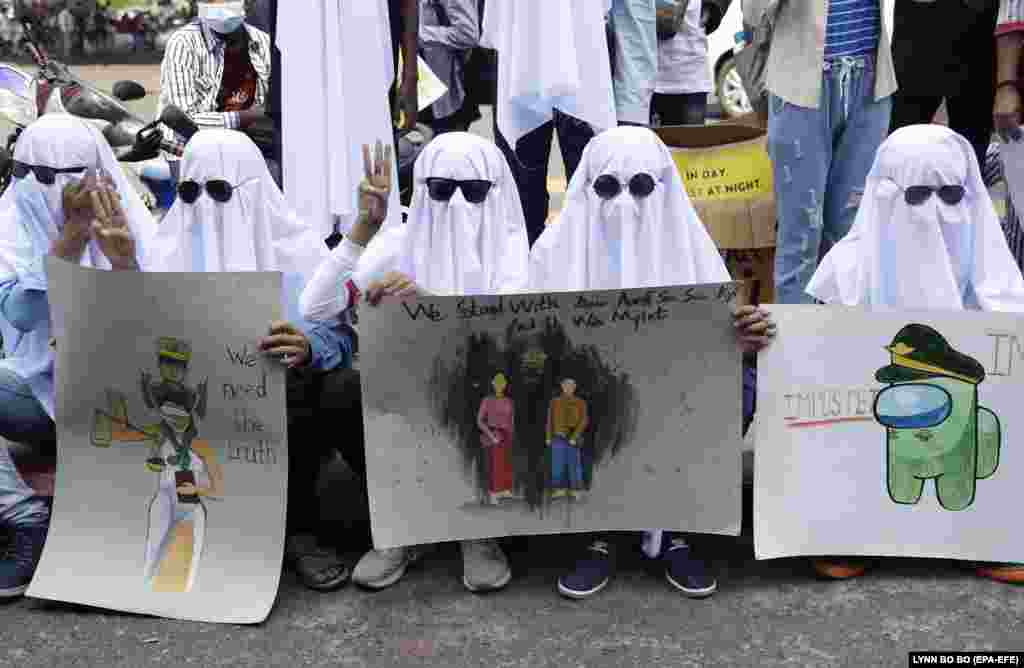 Демонстранти тримають плакати під час протесту проти військового перевороту в М'янмі. Янгон, М'янма, 20 лютого 2021 року