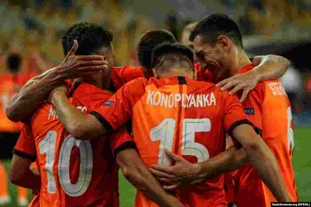 І навіть за настільки незвичних обставин цього матчу заборонити гравцям святкувати перемогу не наважилися. Від цієї гри очікували напруги та боротьби, натомість «Шахтар» гросмейстерськи переграв гостей з Бундесліги. Дисципліна і контроль дозволили «гірникам» пробитися в 1/4 фіналу, дисципліна і контроль дозволили цьому матчу відбутися. Чи зможе Шахтар за таким самим принципом подолати переможця пари «Айнтрахт» чи «Базель»? Дізнаємося вже 11 серпня