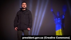 Володимир Зеленський висловив переконання, що Україна не самотня в протистоянні російській агресії, зокрема, згадавши підтримку Сполучених Штатів