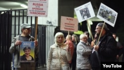 Мітинг біля концертної зали на знак протесту проти виступу ансамблю «Александровці»