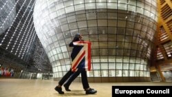 Зняття прапора Великобританії з будівлі Європейської ради в Брюсселі