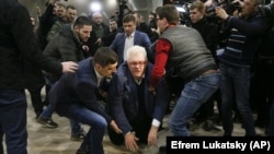 Радник секретаря РНБО Сергій Сивохо під час сварки, що виникла на презентації «Національної платформи примирення і єдності». Опонентів Сивоха обурило, що ні він, ні його помічники не згадали про безпосередню участь Росії у війні на Донбасі. Київ, 12 березня 2020 року