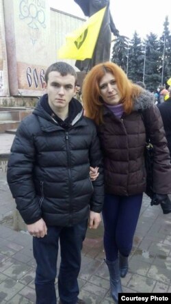 «Василь – вогнепальне поранення», – щоб не викрити активістів, медики записували в їх журналі відповідно до типу поранення. Ольга Кобевко з учасником Революції гідності на Чернівецькому Майдані