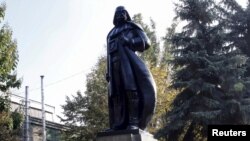 В Одесі місцевий художник Олександр Мілов перетворив пам'ятник Леніну на пам'ятник Дарту Вейдеру. Одеса, 23 жовтня 2015 року