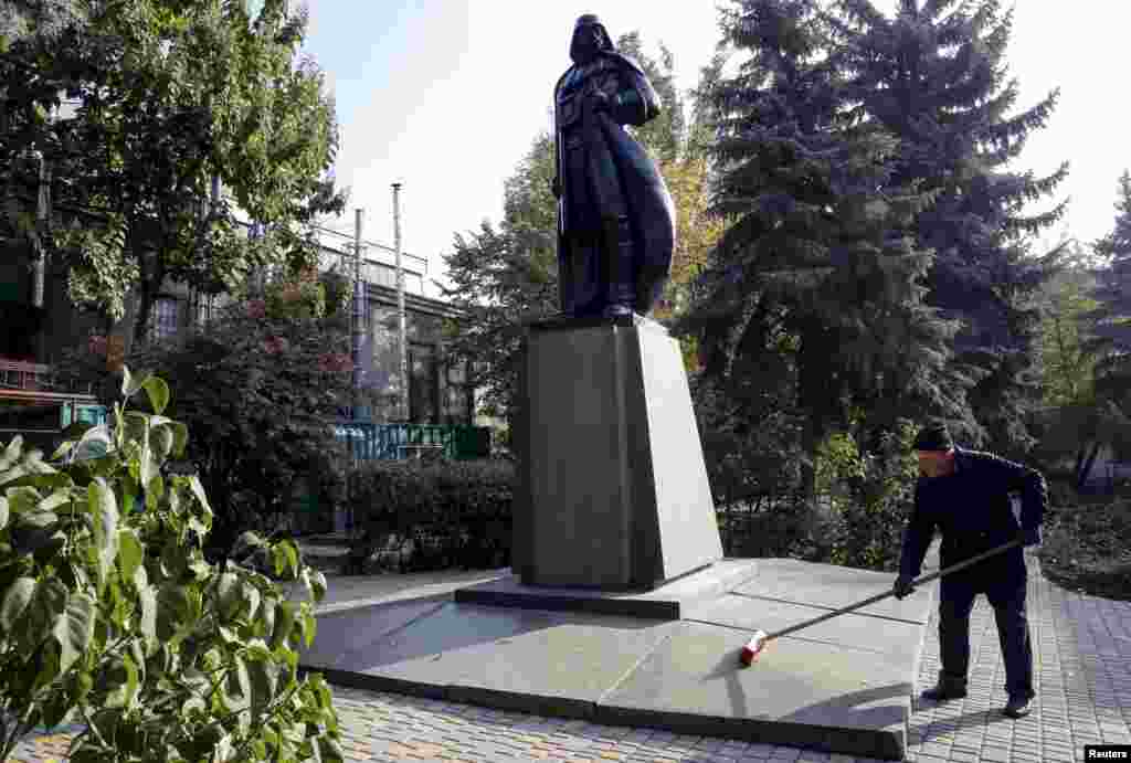 В Одесі місцевий художник Олександр Мілов перетворив пам'ятник Леніну (який підлягав демонтажу відповідно з «декоммунізаціонним» законодавством) на пам'ятник Дарту Вейдеру. Монумент «роздає» бездротовий інтернет - відповідне обладнання вбудовано в голову Вейдера. Знаходиться він на території заводу «Пресмаш» (Столбовая вулиця, 28). Одеса, 23 жовтня 2015 року