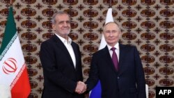 Президент Ірану Масуд Пезешкіан (л) і його російський колега Володимир Путін, архівне фото, 2024 рік