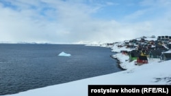 Різнокольорові будиночки мають «зафарбовувати» назагал сіруватий ландшафт, але погода в Гренландії міняється дуже швидко