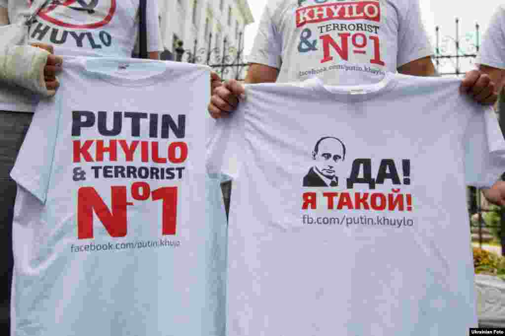 Активісти «Putin Khuylo Worldwide» спробували передати Петру Порошенку футболки з написом «Putin khyilo», Київ, 22 серпня 2014 року. Більше про це: http://goo.gl/y9f3mP