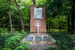 Опачичі, Україна. У 2002 році до цього пам'ятника був доданий хрест, який прикріпили до радянської зірки