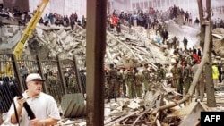 На месте взрыва у посольства США в Найроби (Кения), 7 августа 1998 года