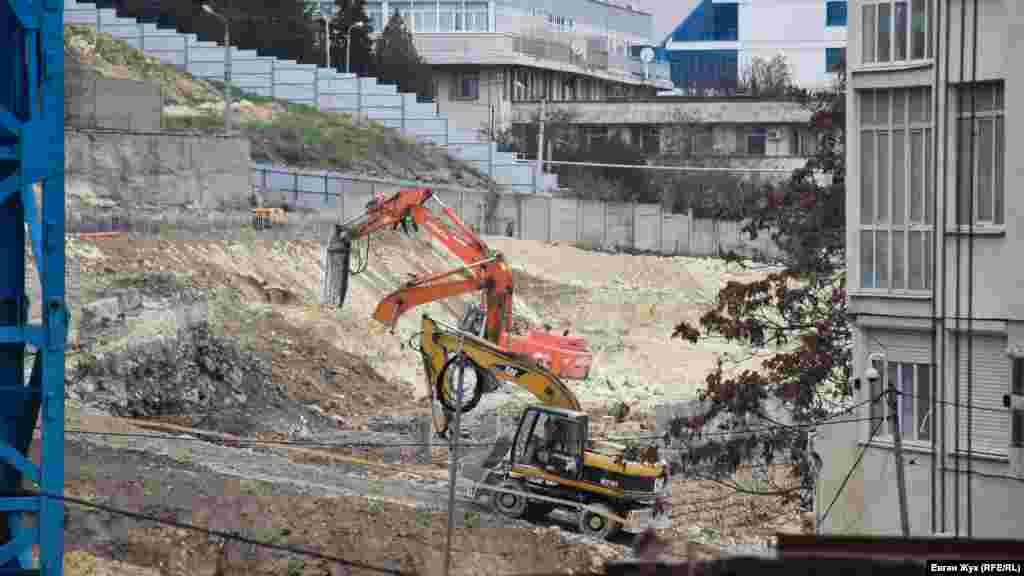 Рытье котлованов под жилые дома на территории бывшего 54-го военно-механического завода продолжается. Именно там, согласно планам строителей, в будущем будут построены сразу несколько крупных зданий. Ученые говорят о трех пятнадцатиэтажных домах, где, по предварительным данным, будут выделены квартиры для преподавателей, артистов и учащихся.  Севастопольские ученые рассказывают, что на территории этого завода имеется большое количество неучтенных объектов, которые с высокой долей вероятности могут представлять историческую и культурную ценность