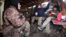 Жартівлива розмова на передовій позиції морпіхів Жартівлива розмова на передовій позиції морпіхів