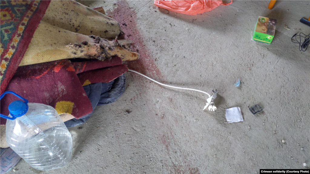 «Похоже, что дом брали штурмом. Тут большие следы крови. Возможно его тянули, может сам полз. На полу рядом с пятнами крови валялись финики и лепешка. Он постился. Конечно, это полный беспредел в месяц Рамадан», – рассказал активист