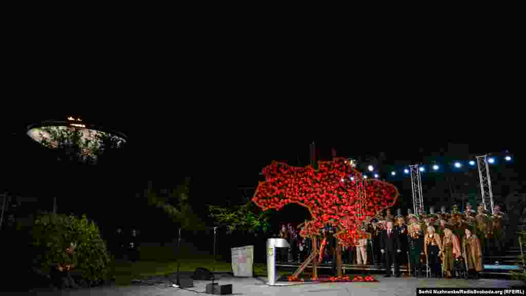 Президент оголосив символічну Першу хвилину миру. Хвилиною мовчання вшанували пам’ять загиблих і урочисто запалили «Вогонь слави»