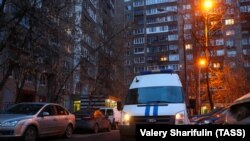 Полицейский автомобиль у дома Алексея Навального, где прошли обыски