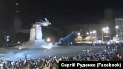 В Харькове митингующие снесли памятник Ленину (28 сентября 2014 года)