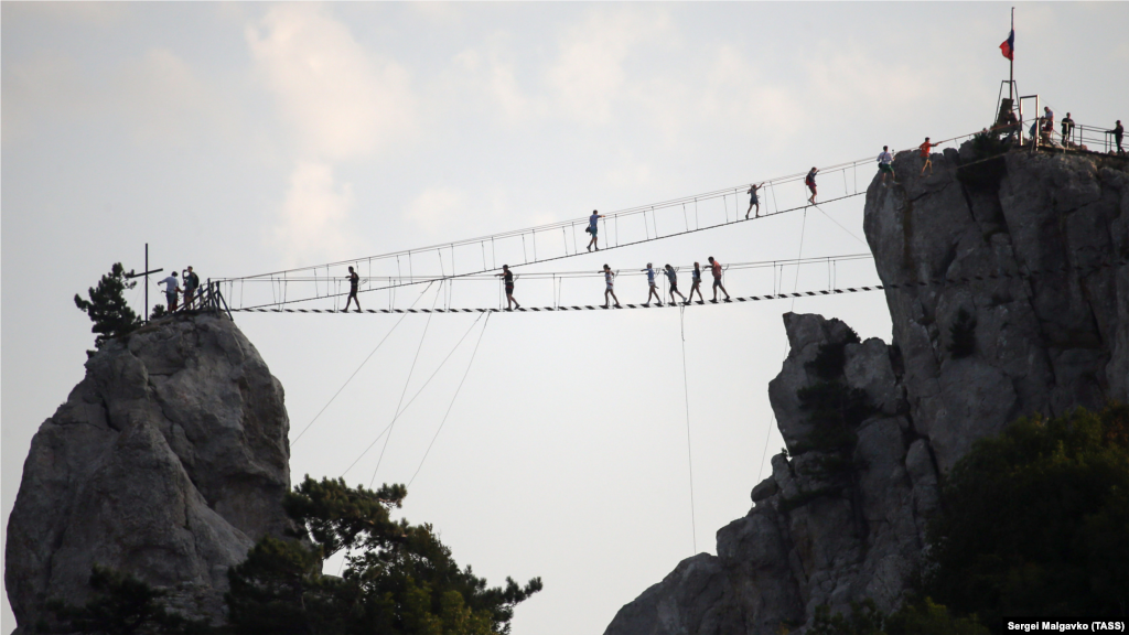 Отдыхающие на экстремальном аттракционе «Небесная тропа» на горе Ай-Петри