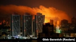 Дим від пожеж, що виникли внаслідок російської повітряної масованої атаки на нічний Київ. Були влучання у житлові будинки