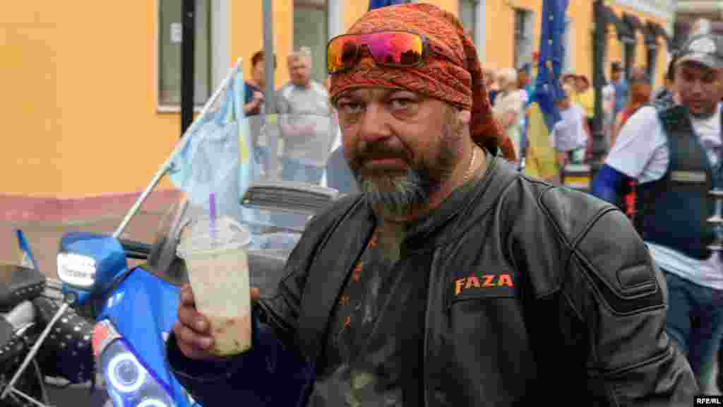 Байкер «Венгр» із Ужгорода сказав дружині, що вийде на каву і, врешті-решт, проїхав через усю країну