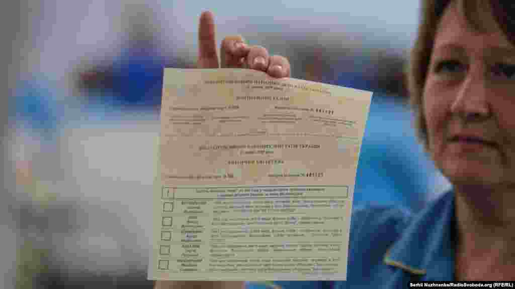 Працівниця демонструє бюлетень із  найменшою кількістю кандидатів – п'ятеро, це 188-й виборчий округ (місто Хмельницький). Найбільша кількість кандидатів – 46 – у 133-му виборчому окрузі (місто Одеса)