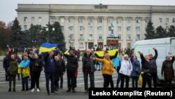 У центрі Херсона біля будівлі облдержадміністрації люди радіють звільненню міста від російської окупації та втечі російської армії. Херсон, 12 листопада 2022 року