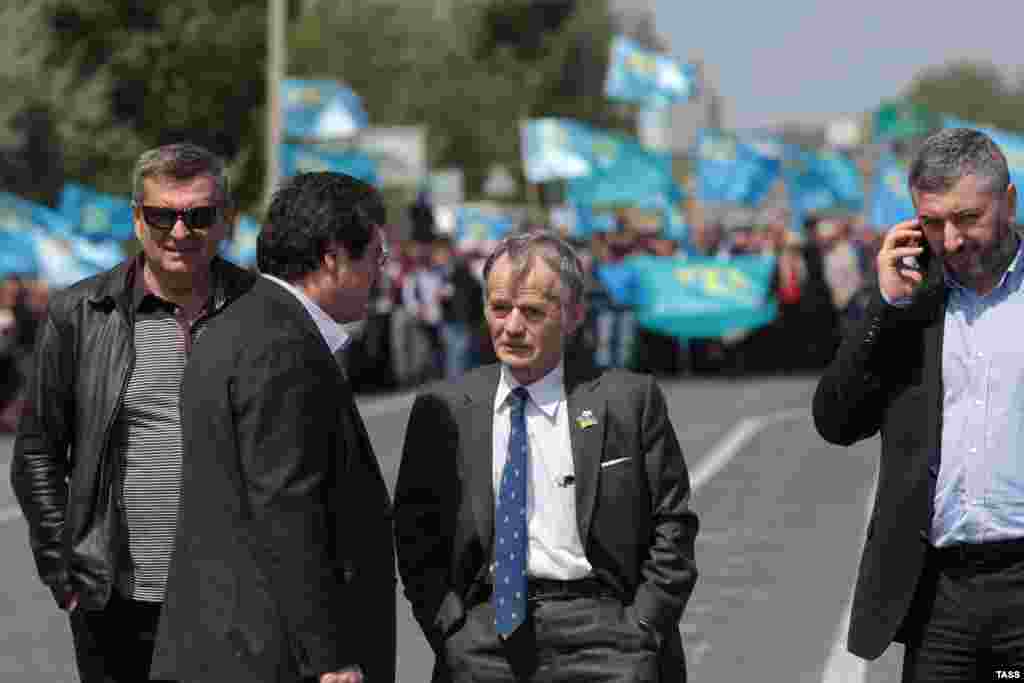 «Он (Джемилев – КР) был, конечно, очень рад, что народ так реагирует. Он чувствовал, что мы едины и что все правильно понимаем. Когда стало ясно, что его не пропустят, Мустафа-агъа попросил всех встречающих вернуться на полуостров», – рассказывает Мустафа Османов