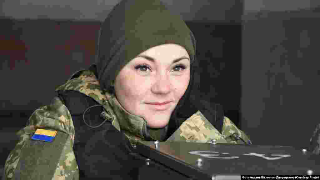 Вікторія «Дика» Дворецька, батальйон «Айдар»: «Страшний період. Ексгумації постійні. Якось на ексгумації я отруїлась трупним оцим... як воно називається… Нам доводилось відкопувати наших хлопців, убитих у ході важкого бою 5 вересня. Треба було все проконтролювати. Хапонула якось, погано було дуже. Потім уже в мене була спеціальна маска. І загиблі були постійно. Майже кожен день. Приїжджаєш з моргу о другій ночі, тільки ляжеш – тебе будять. О третій, ще роззутися не встигла, дзвонять: «Там лежить тіло, треба забирати». І їдеш знову. Були ще люди, які займалися загиблими, але їх було так багато… Важко морально було. Довго трималась, а коли вже демобілізувалася, воно почало «відтавати». Я пам’ятала всіх загиблих, які пройшли через мої руки. Поіменно. І всі причини смерті, розтини».