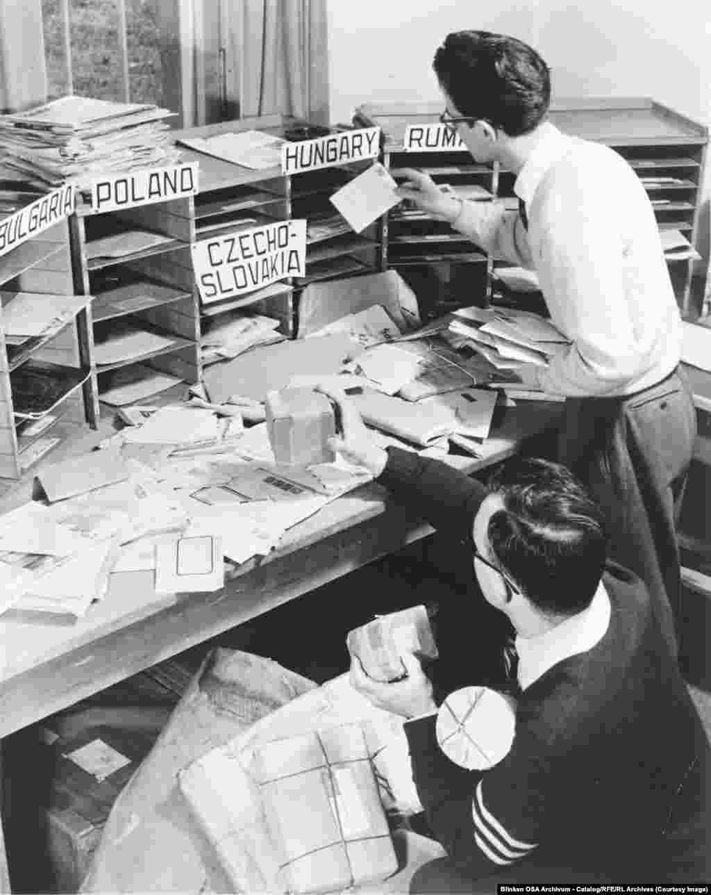 Працівники Радіо Вільна Європа у мюнхенській штаб-квартирі розбирають листи, що надходять з країн, на які ведеться мовлення – зокрема, з Чехословаччини, Польщі, Угорщини, Румунії та Болгарії. Метою Радіо Вільна Європа було «підтримувати дух свободи в серцях і умах поневолених людей», які жили під комуністичними режимами
