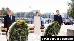 Cei trei lideri ai puterii pro-europene, președinta Maia Sandu, premierul Dorin Recean și spicherul Igor Grosu, depunând flori la monumentul lui Ștefan cel Mare, de Ziua Independenței.