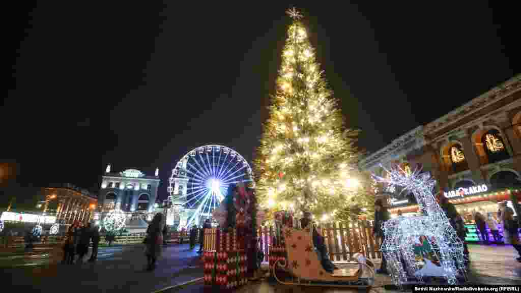 «Петриківський розпис», Контрактова площа. Головна ялинка Подолу заввишки 18 метрів прикрашена у стилі петриківського розпису