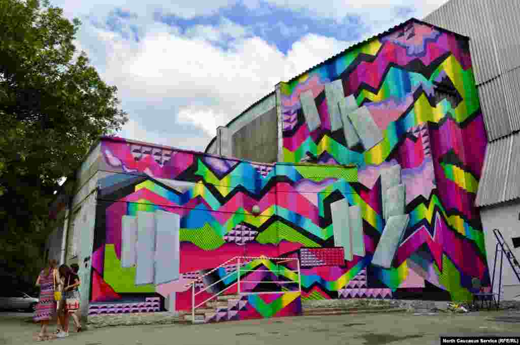 Селфи у яркой стены очень популярны