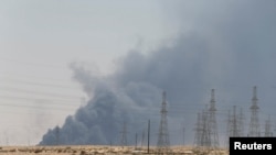 Горить атакований нафтопереробний завод у
Абкайку. Саудівська Аравія, 14 вересня 2019 року