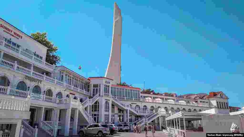 Уздовж набережної розташовані розважальні заклади, ресторани і магазини. Над ними на мисі Хрустальному височіє обеліск «Місту-Герою Севастополю», який місцеві називають «Багнет і вітрило»