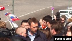 Anti-graft blogger Aleksei Navalny will unite his forces with the opposition party founded by the murdered opposition leader Boris Nemtsov.