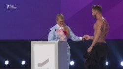 Піар чи провокація: чоловік оголив торс перед Тимошенко – відео Піар чи провокація: чоловік оголив торс перед Тимошенко – відео