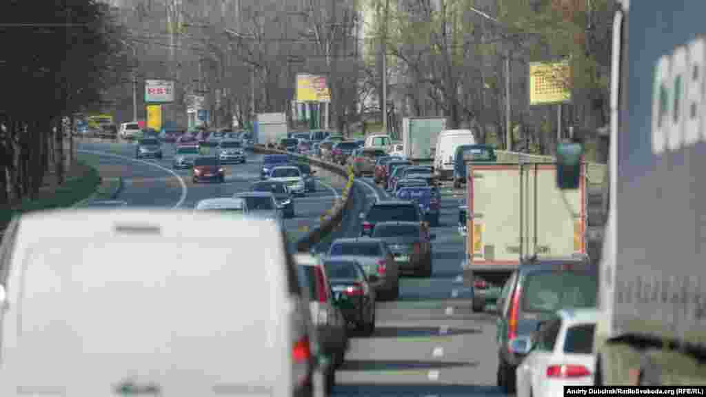 Автомобільний трафік у місті знизився, але місцями на дорогах траплялися «тягнучки»