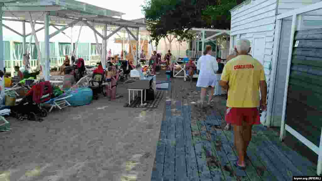 Пляж «Горький» у городской набережной в Евпатории. Вход на него свободный, оттого и отдыхающих здесь больше, чем на других пляжах. О социальной дистанции в таких условиях говорить сложно