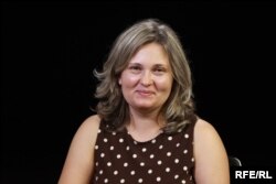 ჟურნალისტი ელენა მილაშინა დაიბადა 1977 წელს. გამოცემა "ნოვაია გაზეტაში" მუშაობს 1997 წლიდან. აშუქებს ადამიანის უფლებების დარღვევებს ჩეჩნეთში. მიღებული აქვს მრავალი ჯილდო. მათ შორის, 2020 წელს ჯილდო "სიმამაცისთვის", რომელიც გადასცა ორგანიზაციამ "რეპორტიორები უსაზღვრებოდ".