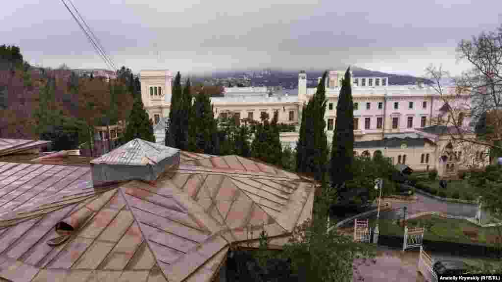 Вид на Ливадийский дворец с балкона санатория «Ливадия»