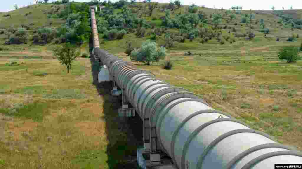 Дюкер (напорный участок трубопровода, прокладываемый под руслом реки по склонам или дну глубокой долины) у моста на Евпаторийском шоссе недалеко от села Скворцово Симферопольского района. До 2014 года каждую осень днепровская вода из Северо-Крымского канала поднималась по нему на гору. Длина дюкера – 1,8 км, диаметр – 3,2 метра, максимальная пропускная способностью – 12,5 кубометров в секунду