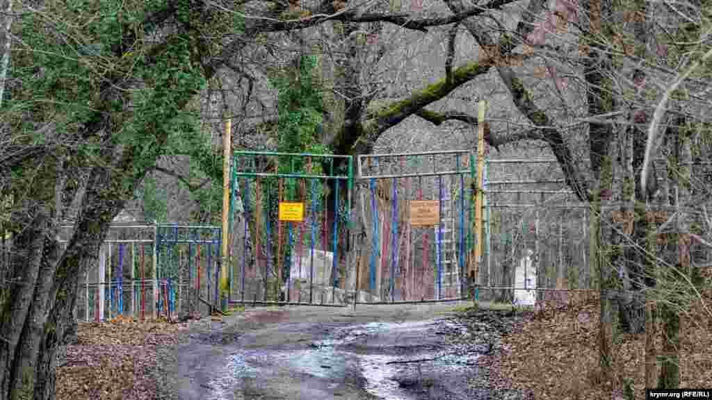 На одній з територій табору «Алсу» у 2017 році розташовувався тренувальний табір військового спецназу Міноборони Росії. І зараз ще на воротах можна побачити таблички «Заборонена зона» і «Територія МО РФ»